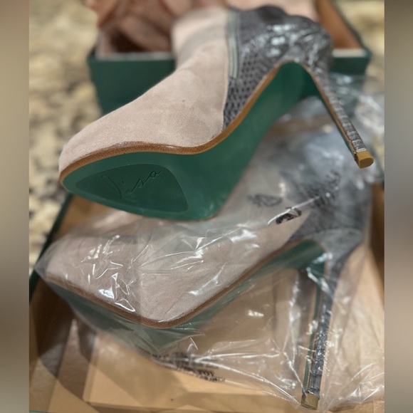 Luxury Green Bottom Chaneli Womens
Feather Suede Snakeskin Ankle Boots, 8.5 - Picture 8 of 10